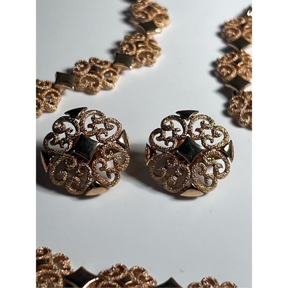 Vintage Avon Choker Necklace w/ Matching Clip On Earring Set in Brushed Goldtone - Picture 5 of 13